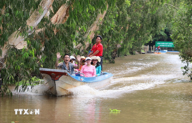 Du khách tham quan, trải nghiệm tại Khu du lịch rừng tràm Trà Sư (xã An Cư) tỉnh An Giang. (Ảnh: Công Mạo/TTXVN) ttxvn-quoc-khanh-2-9-8252383.jpg