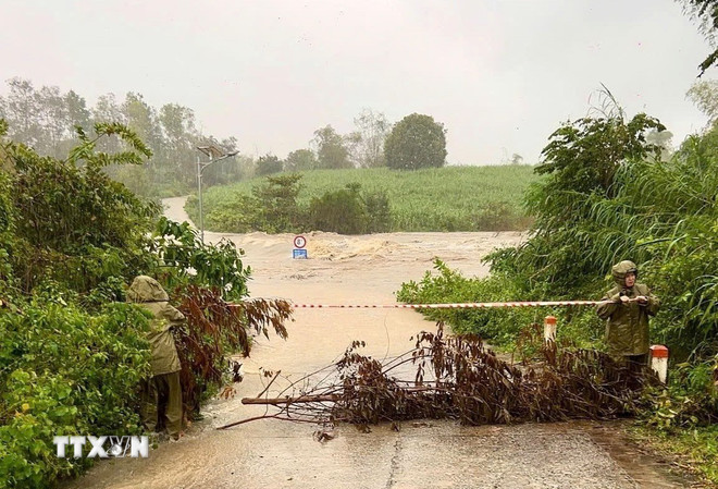 ttxvn-mua-lon-gay-ngap-lut-tai-mot-so-tuyen-quoc-lo-tai-dak-lak-8412448.jpg