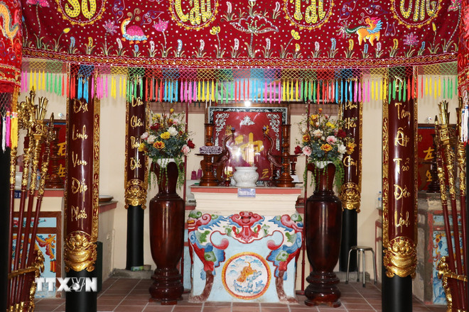 Khu vực gian giữa là đình chính (nơi thờ cúng) của ngôi đình Tân Đông. (Ảnh: Hữu Chí/TTXVN) ttxvn-doc-dao-ngoi-dinh-co-mot-khong-hai-o-dong-thap-1-4.jpg