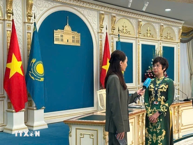 Tổng giám đốc Thông tấn xã Việt Nam Vũ Việt Trang trả lời phỏng vấn Kênh 1 Đài Truyền hình Kazakhstan về tầm quan trọng của chuyến thăm cấp Nhà nước của Tổng Bí thư Tô Lâm đến Kazakhstan. (Ảnh: TTXVN phát) ttxvn-tong-giam-doc-tham-lam-viec-tai-to-hop-phat-thanh-va-truyen-hinh-kazakhstan-8019162-4.jpg