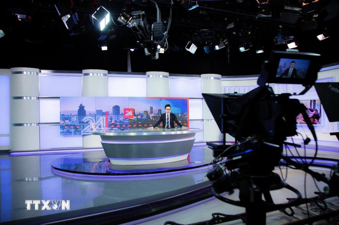Along with the strong, modern flow of technology, digital journalism is allowed to unleash its creativity, bringing readers many rich and attractive forms of communication. In the photo: Producing a program of Vietnam Television. (Photo: VTV.VN) ttxvn-bao-chi-cach-mang-viet-nam-tien-phong-doi-moi-va-sang-tao-8091992-27.jpg