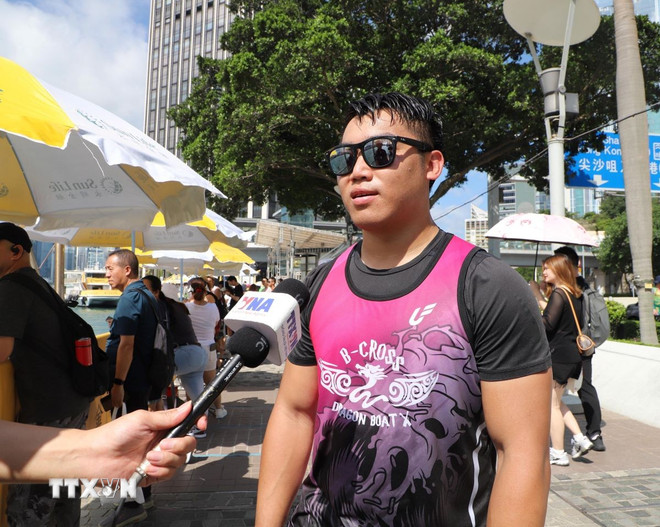 L'athlète Dai-B, capitaine d'une équipe de course de Hong Kong, accorde une interview à VNA. (Photo : Xuan Vinh/VNA) ttxvn-le-hoi-dua-thuyen-rong-quoc-te-tai-hong-kong-trung-quoc-8079255.jpg