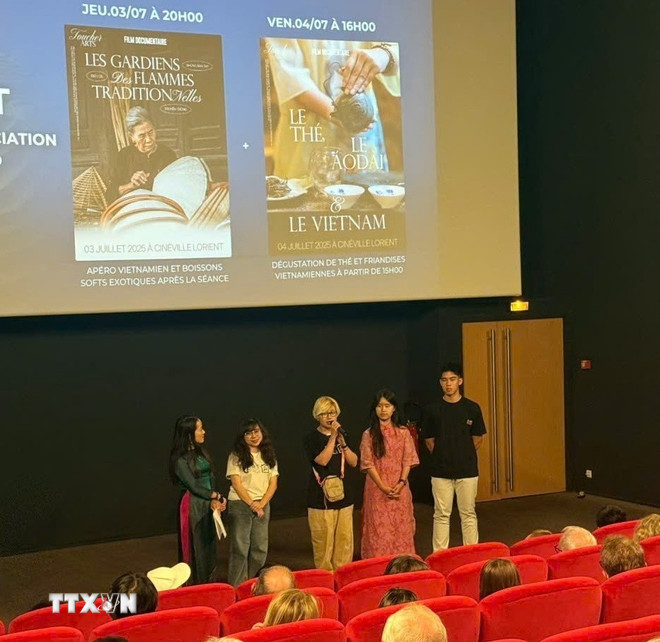 Đại diện đoàn làm phim giao lưu cùng khán giả tại rạp chiếu Cinéville, thành phố Lorient. (Ảnh: TTXVN phát) ttxvn-phim-tai-lieu-ve-lang-nghe-viet-thu-hut-khan-gia-phap-8131140.jpg