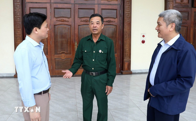 Ông Nguyễn Đức Thận (ở giữa),Chi hội trưởng Cựu chiến binh tổ dân phố Đoàn Thượng, phường Sơn Nam (Hưng Yên) góp ý vào Dự thảo Văn kiện Đại hội XIV của Đảng. (Ảnh: Thế Duyệt/TTXVN) ttxvn-van-kien-dai-hoi-xiv-cua-dang-thoa-long-mong-moi-cua-doanh-nghiep-ve-cai-cach-the-che-8361653.jpg