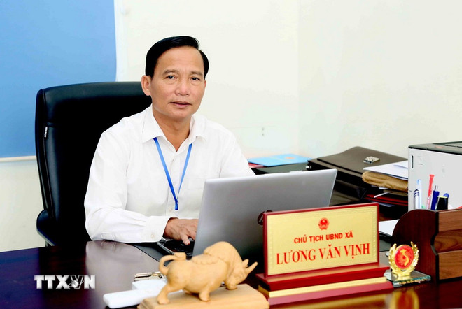 Der Vorsitzende des Volkskomitees der Gemeinde Huoi Mot, Luong Van Vinh, trug seine Meinung zu den Dokumentenentwürfen bei, die dem 14. Nationalen Parteitag vorgelegt werden sollen. (Foto: Quang Quyet/VNA) ttxvn-van-kien-trinh-dai-hoi-xiv-cua-dang-8360002.jpg