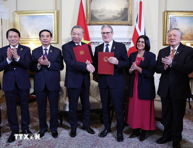 Secretarul general To Lam și prim-ministrul Regatului Unit al Marii Britanii și Irlandei de Nord, Keir Starmer, au făcut schimb de declarații comune privind transformarea relației Vietnam-Regatul Unit într-un parteneriat strategic cuprinzător. (Foto: Thong Nhat/VNA) ttxvn-le-don-chinh-thuc-tong-bi-thu-to-lam-tham-chinh-thuc-lien-hiep-vuong-quoc-anh-va-bac-ai-len-8373645-15.jpg