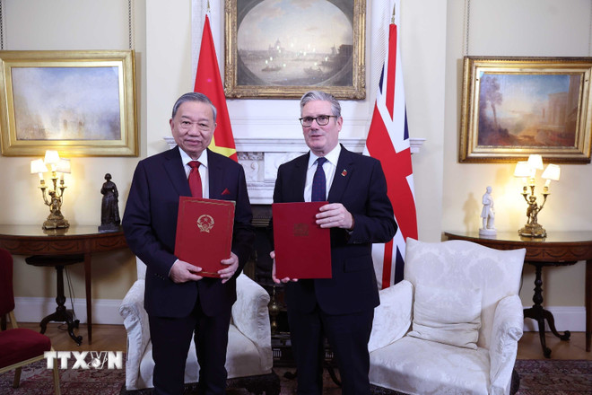Generalsekreterare To Lam och premiärminister Keir Starmer i Storbritannien utväxlade ett gemensamt uttalande om att uppgradera relationerna mellan Vietnam och Storbritannien till ett omfattande strategiskt partnerskap. (Foto: Thong Nhat/VNA) ttxvn-le-don-chinh-thuc-tong-bi-thu-to-lam-tham-chinh-thuc-lien-hiep-vuong-quoc-anh-va-bac-ai-len-8373645-14.jpg