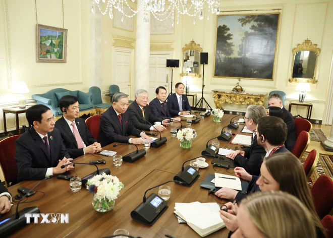 Secretarul general To Lam și prim-ministrul Regatului Unit al Marii Britanii și Irlandei de Nord, Keir Starmer, au purtat discuții. (Foto: Thong Nhat.VNA) ttxvn-le-don-chinh-thuc-tong-bi-thu-to-lam-tham-chinh-thuc-lien-hiep-vuong-quoc-anh-va-bac-ai-len-8373645-11.jpg