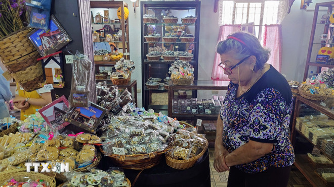 ស្តង់តាំងបង្ហាញផលិតផលរបស់ក្រុមហ៊ុនដែលមានជំនាញខាងផលិតសូកូឡា និងបង្អែមប្រពៃណីរបស់អាល្លឺម៉ង់នៅ Colonia Tovar។ (រូបថត៖ Phi Hung/VNA) ttxvn-colonia-tovar-hoi-tho-chau-au-giua-dai-ngan-my-latinh-8285771.jpg