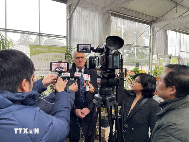 Vietnamese correspondents in France interview a French business leader. (Photo: VNA) ttxvn-bao-chi-viet-nam-tai-phap-voi-nua-the-ky-dong-hanh-cung-bao-chi-cach-mang-viet-nam-8105356.jpg