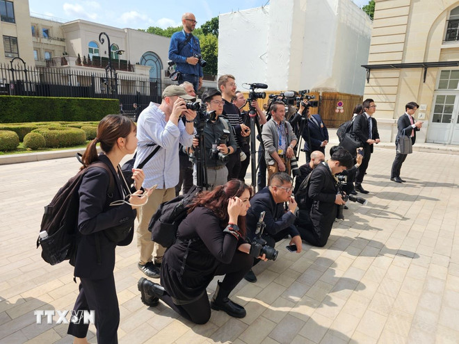 Vietnamese correspondents in France work with foreign colleagues during General Secretary To Lam's visit to France in October 2024. (Photo: VNA) ttxvn-bao-chi-viet-nam-tai-phap-voi-nua-the-ky-dong-hanh-cung-bao-chi-cach-mang-viet-nam-8105357.jpg