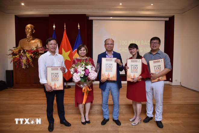 Representatives of Nhan Dan Newspaper presented a special issue to celebrate the 100th anniversary of the Vietnamese Revolutionary Press in France. (Photo: Dao Dung/VNA) ttxvn-bao-chi-viet-nam-tai-phap-voi-nua-the-ky-dong-hanh-cung-bao-chi-cach-mang-viet-nam-8105359.jpg