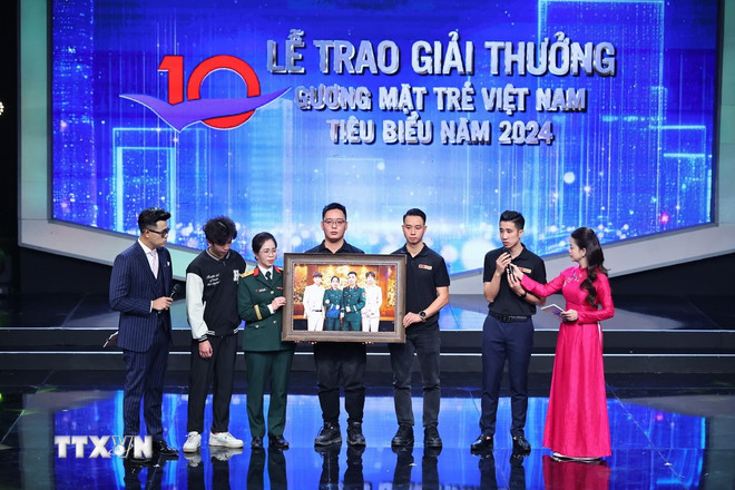 ttxvn-le-trao-giai-thuong-guong-mat-tre-viet-nam-tieu-bieu-nam-1.jpg