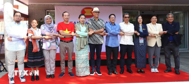 Các Đại sứ, đại biện lâm thời ASEAN tại Brussels. (Ảnh: Hương Giang/ TTXVN) ttxvn-nhip-song-asean-ron-rang-giua-long-chau-au-8201041.jpg