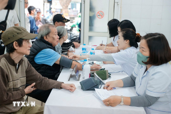 El distrito de Hai Ba Trung organiza chequeos médicos y consultas para personas en situación difícil. (Foto: Minh Quyet/VNA) ttxvn-suc-khoe-cho-nguoi-dan-co-hoan-canh-kho-khan-8412366.jpg