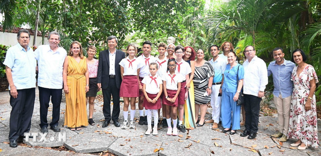 Delegados y estudiantes galardonados. (Foto: Viet Hung/VNA) ttxvn-cuoc-thi-viet-va-ve-tranh-ve-quan-he-cuba-viet-nam-8132231.jpg