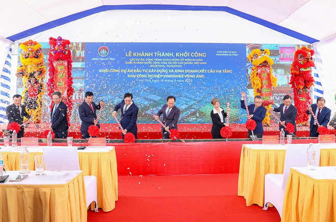 Cùng thời điểm, khu công nghiệp Vinhomes Vũng Áng, quy mô gần 965 ha cũng được khởi công. anh9.jpg