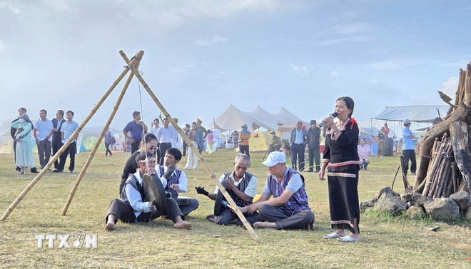 Interpretarea cântecelor populare pe pajiștea Bui Hui, comuna Dang Thuy Tram. (Foto: VNA) ttxvn-dong-bao-hre-8280536.jpg