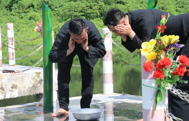 Tại bến nước, các chàng trai thực hiện nghi lễ gội đầu. (Ảnh: Cục Văn hóa các dân tộc Việt Nam) nghi-le-goi-dao4.jpg