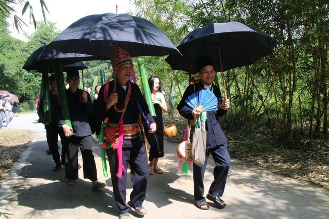Sau lễ xin âm dương tại nhà sàn, thầy cúng và thầy phụ cùng dân bản đi ra bến nước gần làng dân tộc Thái để tiến hành nghi lễ gội đầu. (Ảnh: Cục Văn hóa các dân tộc Việt Nam) nghi-le-goi-dao2.jpg