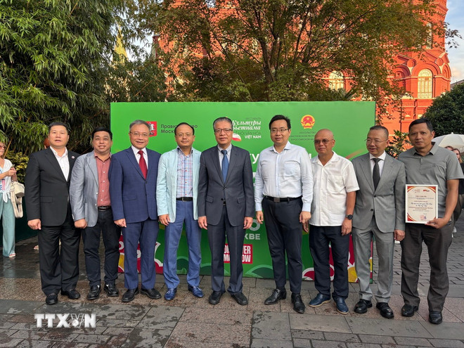 លោកឯកអគ្គរដ្ឋទូត Dang Minh Khoi បានទទួលស្គាល់ការរួមវិភាគទានដើម្បីជោគជ័យនៃពិធីបុណ្យនេះ។ (រូបថត៖ Tam Hang/VNA) ttxvn-le-hoi-viet-nam-sac-mau-tu-mien-nhiet-doi-tai-moskva-8188427.jpg