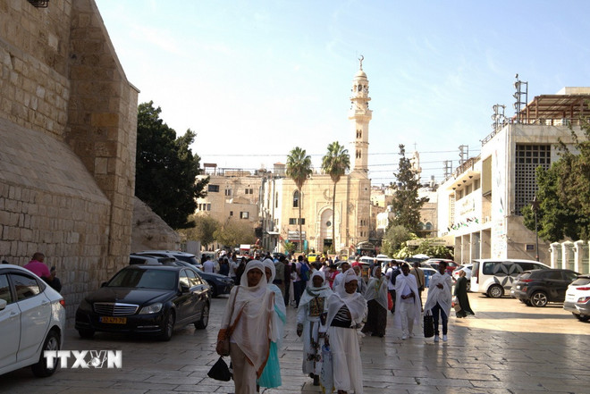 ជារៀងរាល់ឆ្នាំ គ្រិស្តបរិស័ទរាប់សែននាក់ទៅលេងដែនដីបរិសុទ្ធបេថ្លេហិម ក្នុងរដូវបុណ្យណូអែល។ (រូបថត៖ Thanh Binh/VNA) ttxvn-thanh-dia-bethlehem-noi-giao-hoa-giua-ton-giao-lich-su-va-van-hoa-8396065-3.jpg