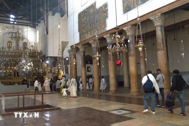 ស្ថាបត្យកម្មរបស់ព្រះវិហារគឺជាការបញ្ចូលគ្នាតែមួយគត់នៃរចនាប័ទ្ម Byzantine និង Romanesque ជាមួយនឹង mosaics ដ៏ស្រស់ស្អាតពណ៌នារឿងរ៉ាវពីព្រះគម្ពីរ។ (រូបថត៖ Thanh Binh/VNA) ttxvn-thanh-dia-bethlehem-noi-giao-hoa-giua-ton-giao-lich-su-va-van-hoa-8396065-4.jpg