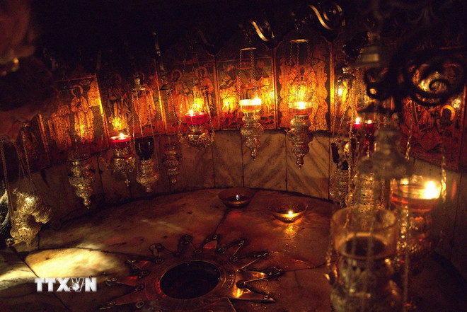 កន្លែងពិសិដ្ឋបំផុតនៅក្នុងសាសនាចក្រនៃកំណើតគឺ ដើមកំណើត Grotto - រូងក្រោមដីតូចមួយដែលប្រពៃណីជឿថាព្រះយេស៊ូវបានប្រសូត។ (រូបថត៖ Thanh Binh/VNA) ttxvn-thanh-dia-bethlehem-noi-giao-hoa-giua-ton-giao-lich-su-va-van-hoa-8396065-2.jpg