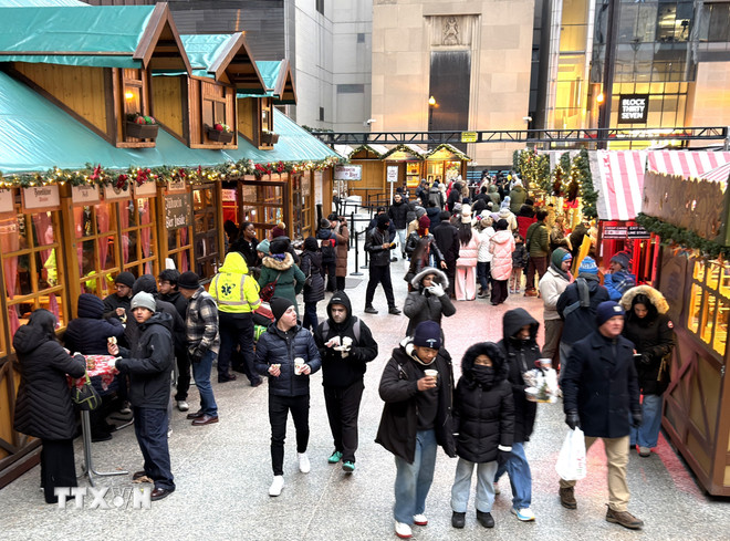 (Foto: Ngoc Quang/VNA) ttxvn-christkindlmarket-cho-giang-sinh-truyen-thong-duc-ruc-ro-giua-trung-tam-chicago-my-8445250-11.jpg