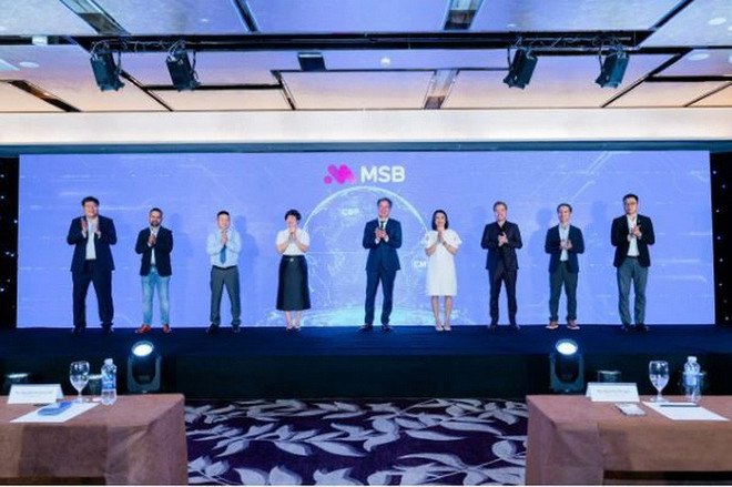 Đại diện ban lãnh đạo MSB, chụp ảnh cùng Insider và các đối tác. insider4.jpg