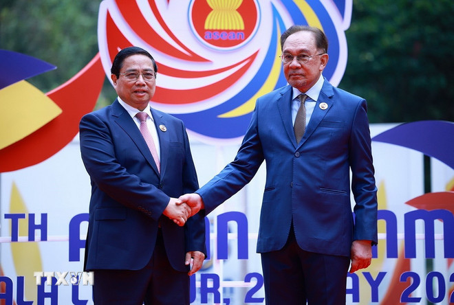 Thủ tướng Malaysia Anwar Ibrahim đón Thủ tướng Phạm Minh Chính. (Ảnh: Dương Giang/TTXVN) Thủ tướng Malaysia Anwar Ibrahim đón Thủ tướng Phạm Minh Chính. (Ảnh: Dương Giang/TTXVN)
