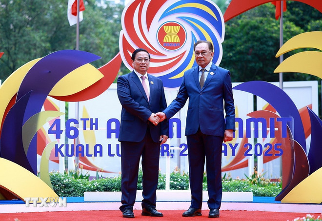 Thủ tướng Malaysia Anwar Ibrahim đón Thủ tướng Phạm Minh Chính. (Ảnh: Dương Giang/TTXVN) Thủ tướng Malaysia Anwar Ibrahim đón Thủ tướng Phạm Minh Chính. (Ảnh: Dương Giang/TTXVN)