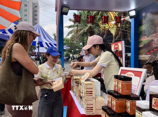 ttxvn-ron-rang-he-ve-voi-ngay-hoi-du-lich-thanh-pho-ho-chi-minh-lan-thu-22-8677625-3.jpg