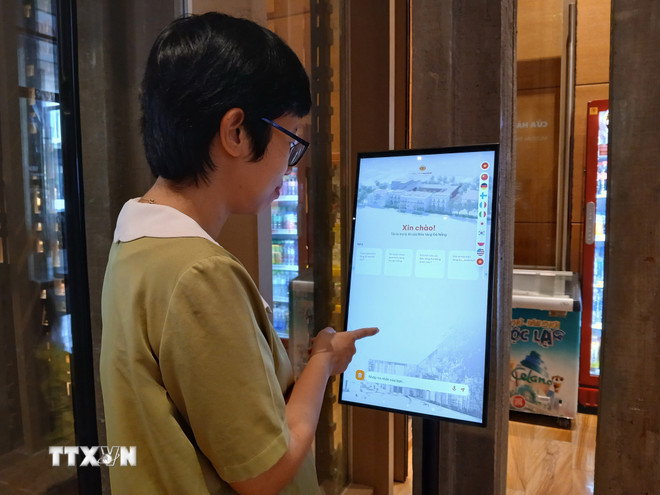 Virtual assistant (Chatbot) supports more than 10 languages to help visitors search for information at Da Nang Museum. (Photo: My Ha/VNA) ttxvn-du-lich-thong-minh-8232684.jpg