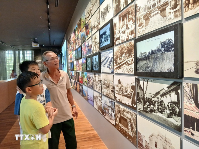 Documentary films, slides of artifacts and historical documents digitized at the Da Nang Museum's exhibition area. (Photo: My Ha/VNA) ttxvn-du-lich-thong-minh-8232682.jpg