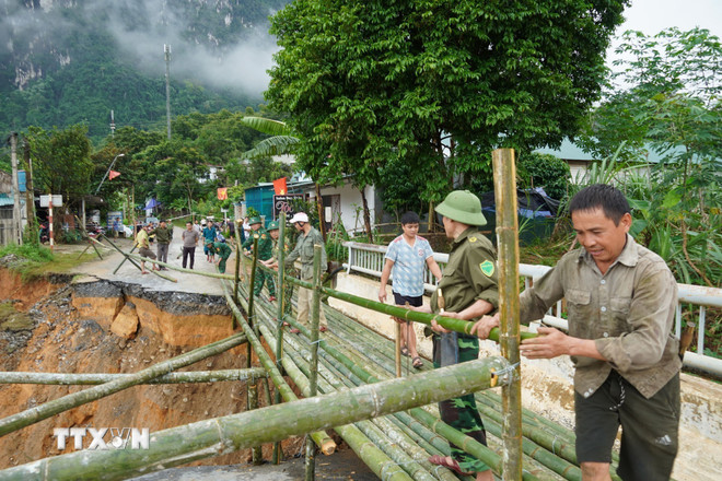 ttxvn-thanh-hoa-dung-cau-tam-cho-nguoi-dan-mien-nui-di-lai-8311030.jpg