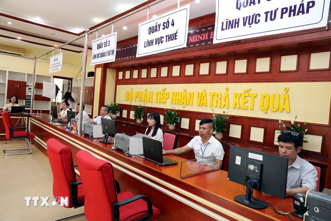 Cán bộ làm việc tại Trung tâm phục vụ hành chính công phường Đông Kinh, tỉnh Lạng Sơn. (Ảnh: Văn Đạt/TTXVN)