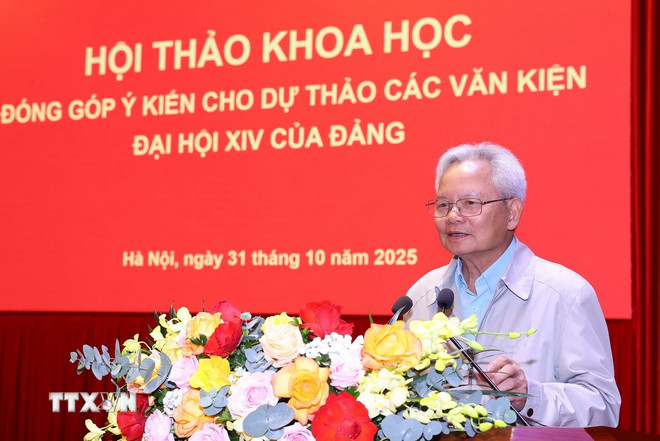 Professor Dr. Ta Ngoc Tan, Permanent Vicevoorzitter van de Centrale Theoretische Raad en Permanent Adjunct-Hoofd van de Redactie van de Documenten van het 14e Nationale Partijcongres, gaf een presentatie tijdens de workshop. (Foto: Van Diep/VNA) ttxvn-van-kien-dai-hoi-xiv-cua-dang-8377008.jpg