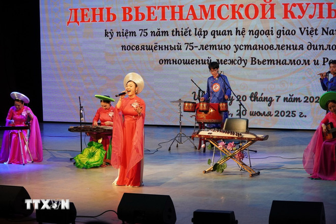 Performances in the show. (Photo: Tam Hang/VNA) ttxvn-viet-nga-8161500.jpg