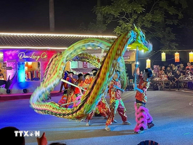 Biểu diễn múa rồng trong chương trình "Đêm làng cổ" Đường Lâm. (Ảnh: Minh Quân/TTXVN phát) ttxvn-duong-lam-ha-noi-7359130.jpg