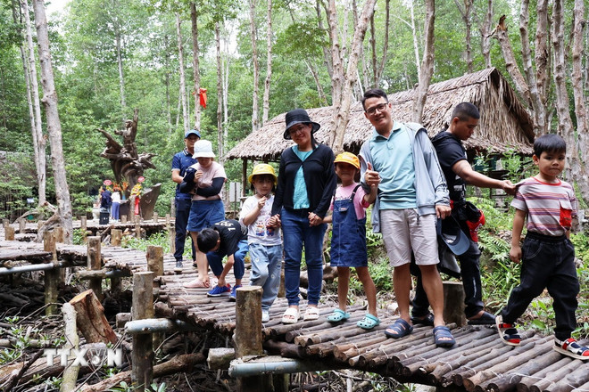 Khách du lịch tham quan căn cứ Rừng Sác, xã Bình Khánh, Thành phố Hồ Chí Minh. (Ảnh: Hồng Đạt/TTXVN) ttxvn-du-khach-6-thang-nam-2025-8132453.jpg
