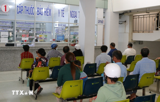 Bệnh nhân chờ nhận thuốc bảo hiểm y tế. (Ảnh: Tuấn Kiệt/TTXVN ttxvn-cap-thuoc-bao-hiem-y-te-6063073.jpg