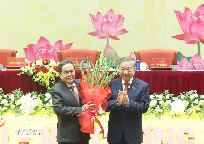 Tổng Bí thư Tô Lâm tặng hoa chúc mừng Đại hội (Ảnh: Thống Nhất/TTXVN) ttxvn-tong-bi-thu-dang-bo-quoc-hoi.jpg