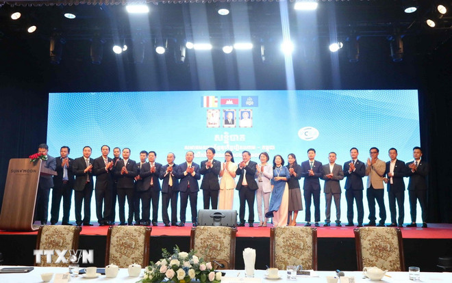 ttxvn-doanh-nghiep-viet-nam-campuchia-lan-thu-nhat-8305356.jpg