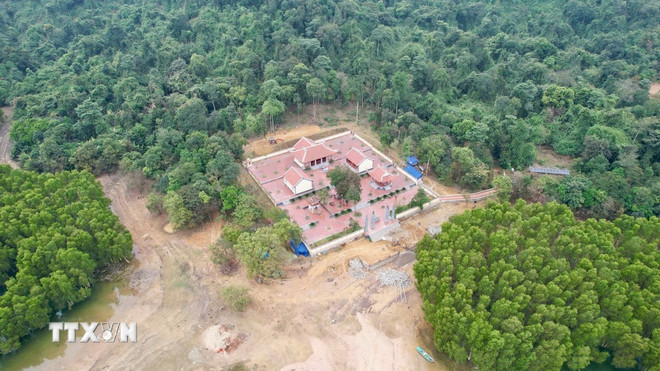 Martyrernas tempel vid Ke Go Lake. (Foto: VNA) ttxvn-ho-ke-go-ha-tinh-8001080.jpg