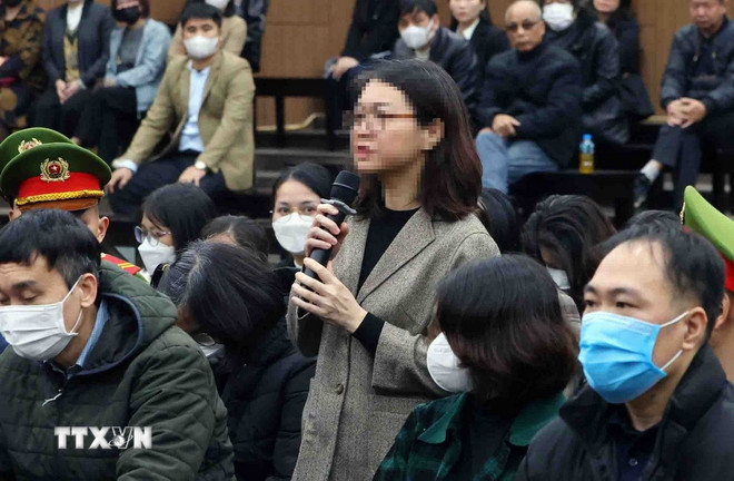 Bị cáo Trần Việt Nga, cựu Cục trưởng Cục An toàn thực phẩm, Bộ Y tế khai báo trước Tòa. (Ảnh: Phạm Kiên/TTXVN)