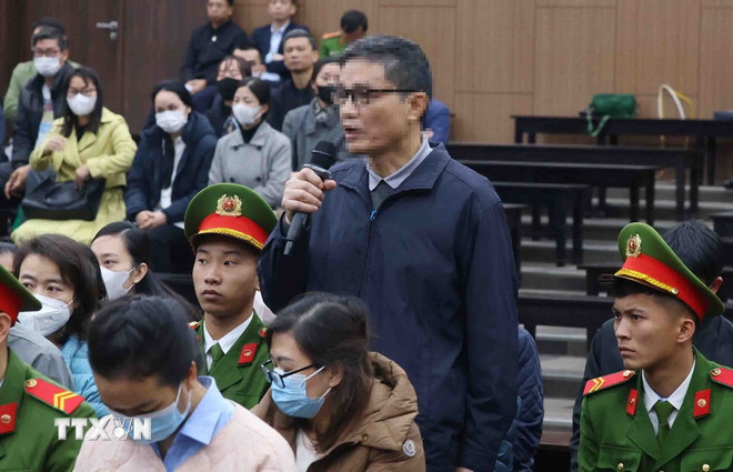 Bị cáo Nguyễn Thanh Phong, cựu Cục trưởng Cục An toàn thực phẩm, Bộ Y tế khai báo trước Tòa. (Ảnh: Phạm Kiên/TTXVN)