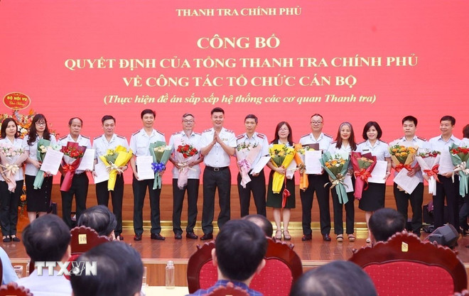 Hình ảnh 2 Phó Tổng Thanh tra Chính phủ Nguyễn Văn Cường trao các quyết định về công tác cán bộ tại Thanh tra Chính phủ. (Ảnh: Văn Điệp/TTXVN)