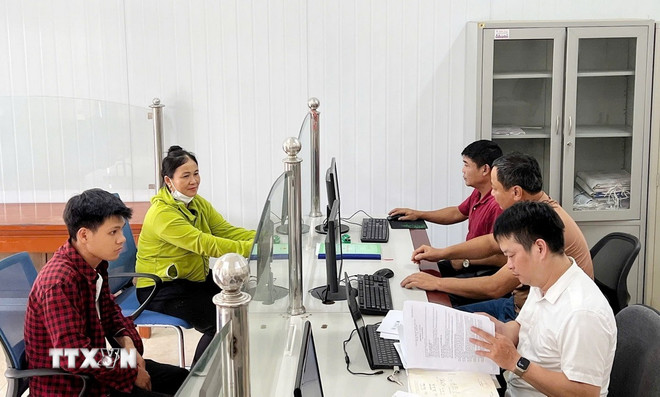 Từ ngày 1-15/7/2025, toàn bộ các Trung tâm Phục vụ Hành chính công trên địa tỉnh Lào Cai tiếp nhận 18.029 hồ sơ, tỷ lệ giải quyết đạt 58,36%. (Ảnh: Đinh Thùy/TTXVN)