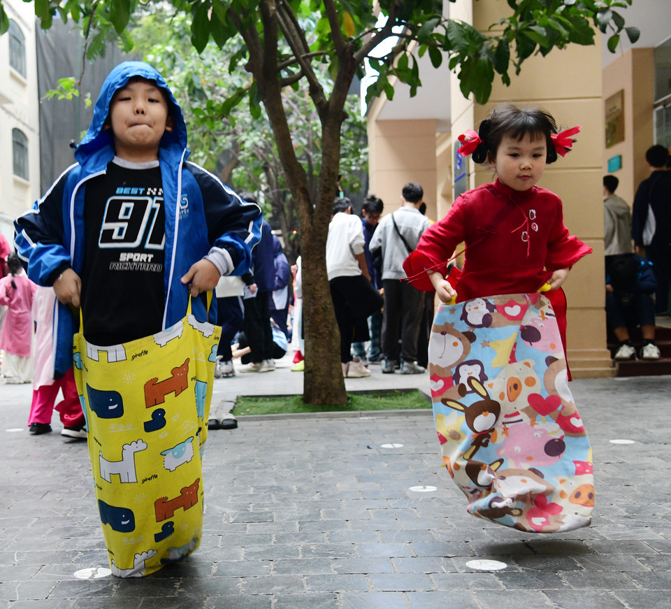 Trò chơi bao bố hấp dẫn ngay từ những chiếc bao bố sặc sỡ. (Ảnh: PV/Vietnam+)